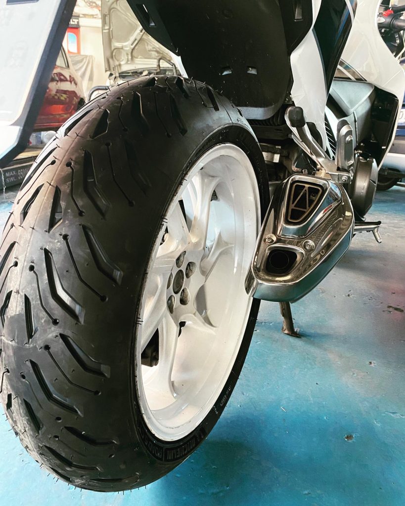 Imagen de la rueda trasera de una moto